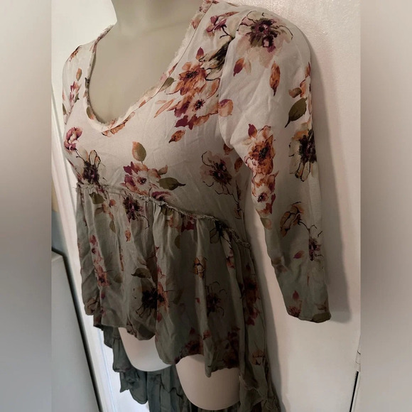 Gimmicks Floral Top high low cut Blouse in Cream Olive  XS BKE size #1283 - Picture 5 of 9